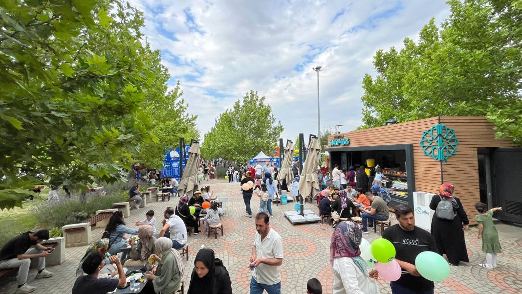 Selçuklu’da karne sevinci şenliğe dönüştü! Yüzlerce çocuk akın etti 11